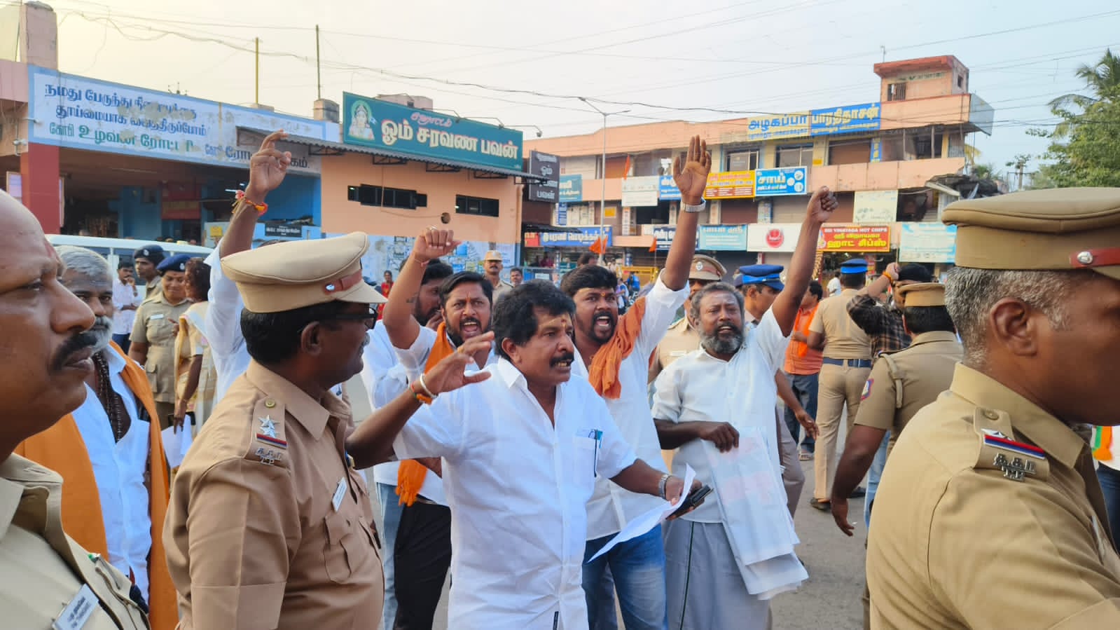 கோபி பேருந்து நிலையத்தில் இந்து முன்னணியினர் கண்டன ஆர்ப்பாட்டம் - படம் 3
