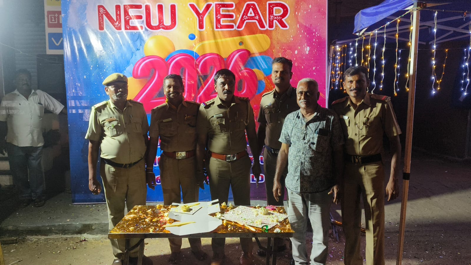 கோபிசெட்டிபாளையம் காவல் துறையினர் கேக் வெட்டி மக்களுடன் கொண்டாடி மகிழ்ந்தனர் - படம் 2