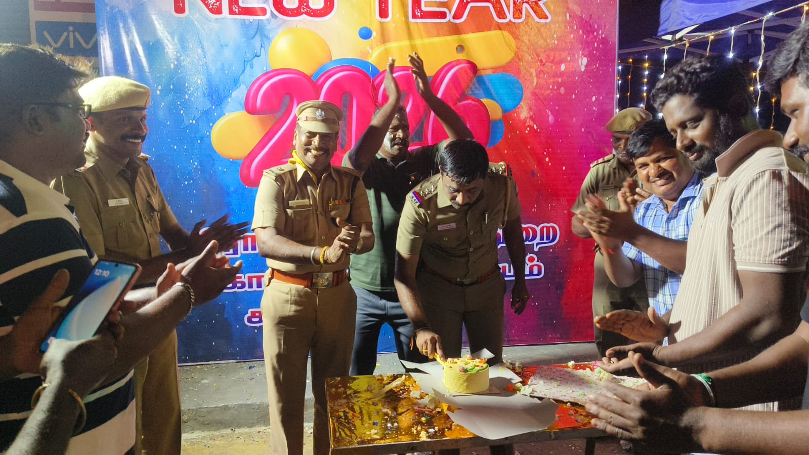 கோபிசெட்டிபாளையம் காவல் துறையினர் கேக் வெட்டி மக்களுடன் கொண்டாடி மகிழ்ந்தனர் - படம் 3